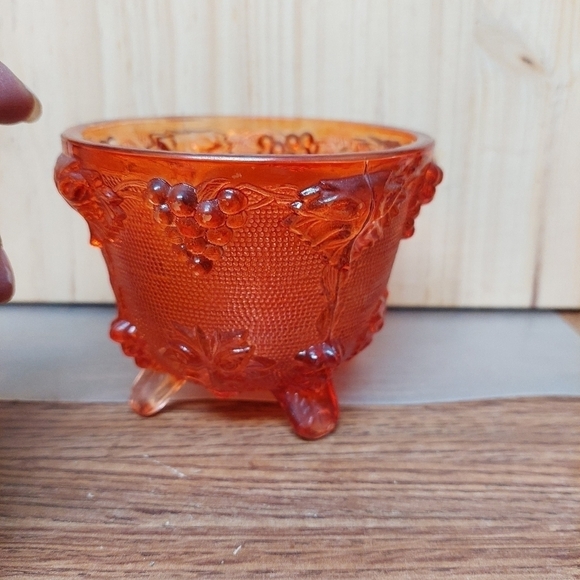 Vintage 70s Blood Orange Jeanette Pressed Glass Harvest Grapes Candy Dish - Picture 3 of 8